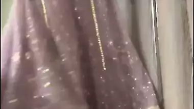Beautiful Muslim lady lifts salwar and shows pussy