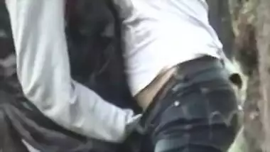 Exclusive- Hot Look Nri Girl Kissing And Pussy Fingering In Park